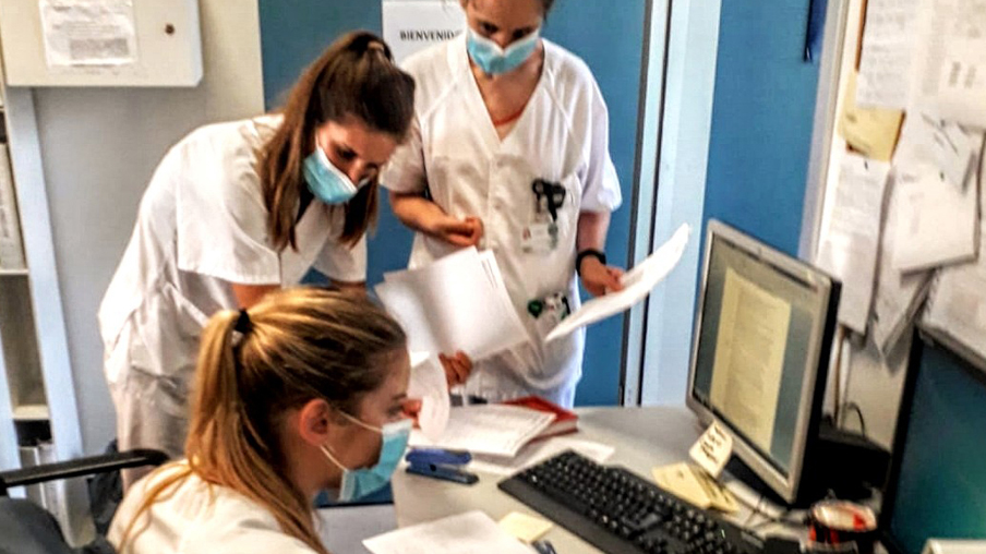 grupo enfermeras trabajando